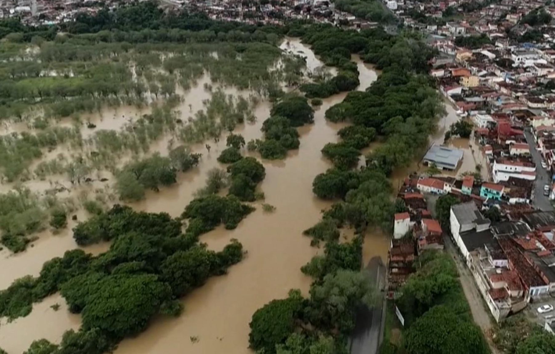 Van 56 muertos por inundaciones en el sur de Brasil